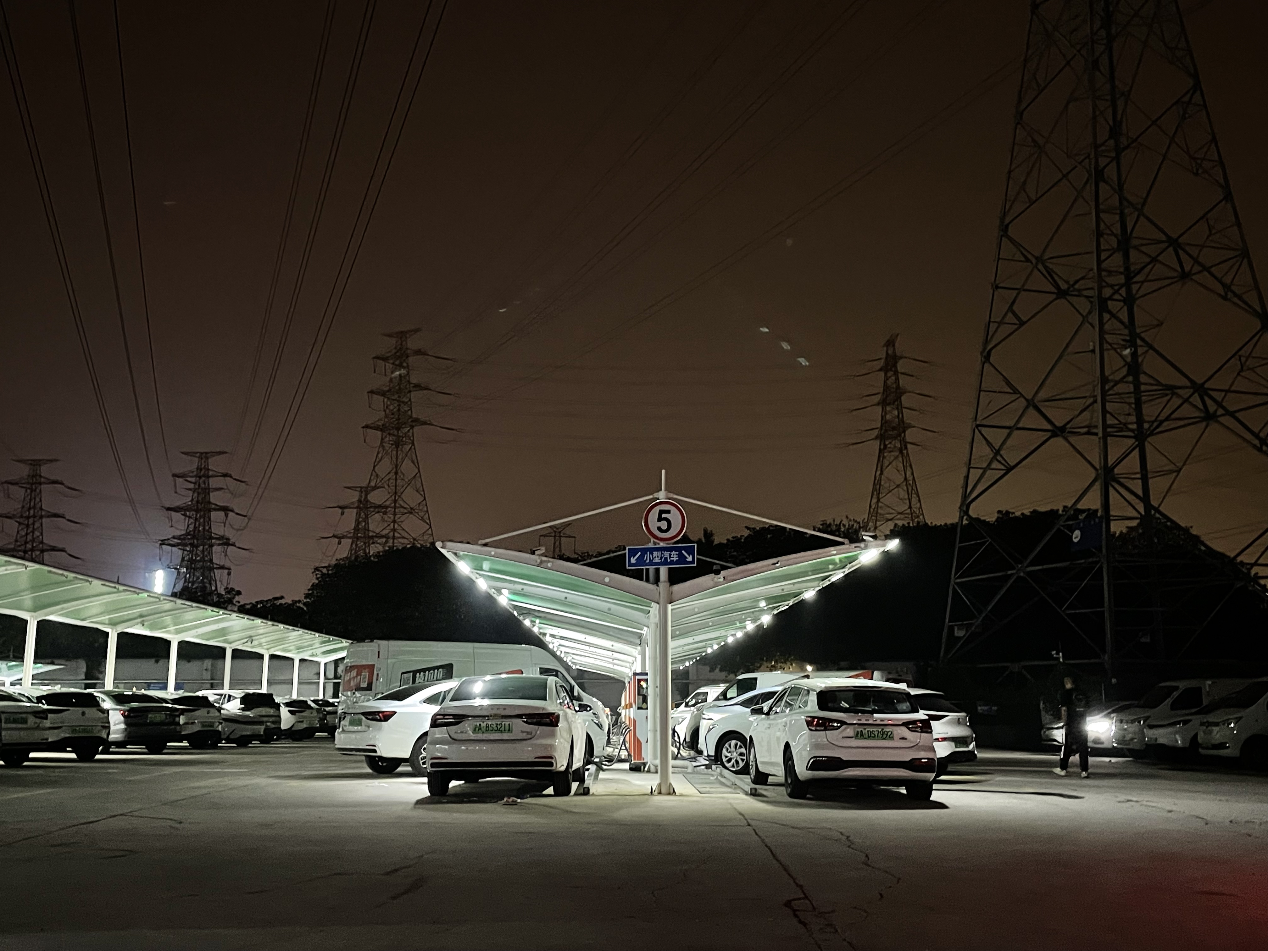 網(wǎng)約車司機(jī)，“卷”在車流里