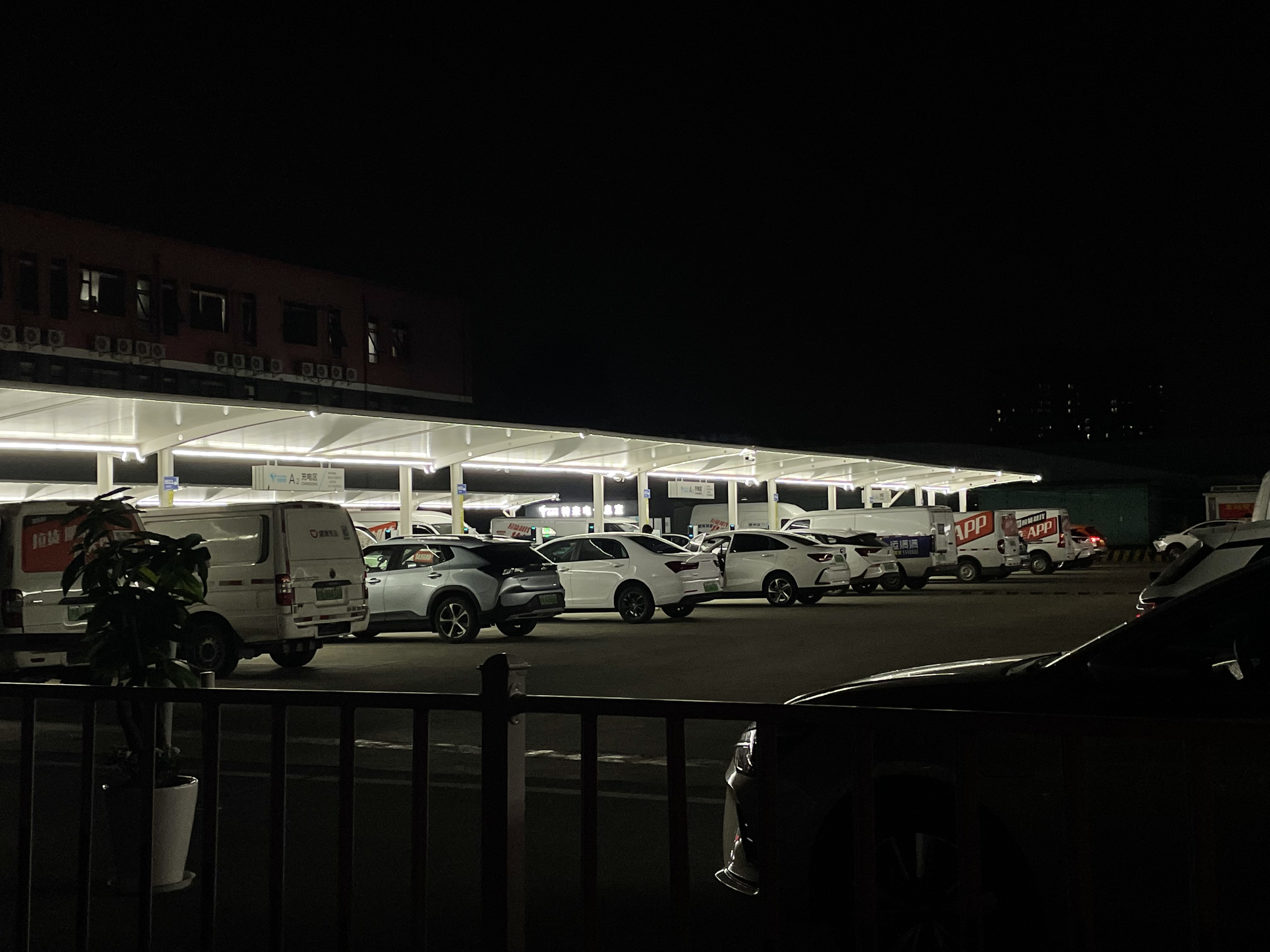 網(wǎng)約車司機(jī)，“卷”在車流里